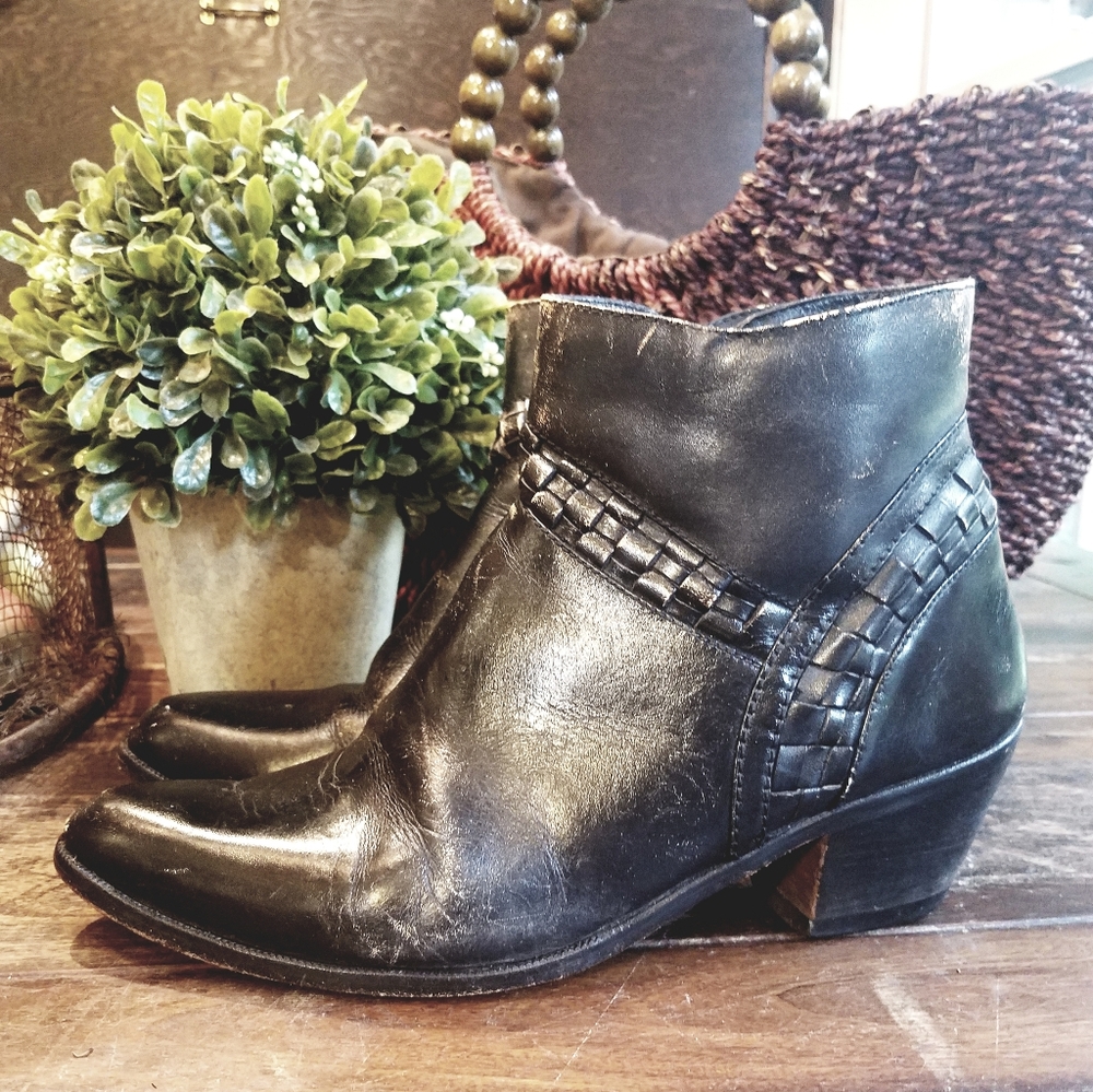 Black Distressed leather ankle boots sz 9.5